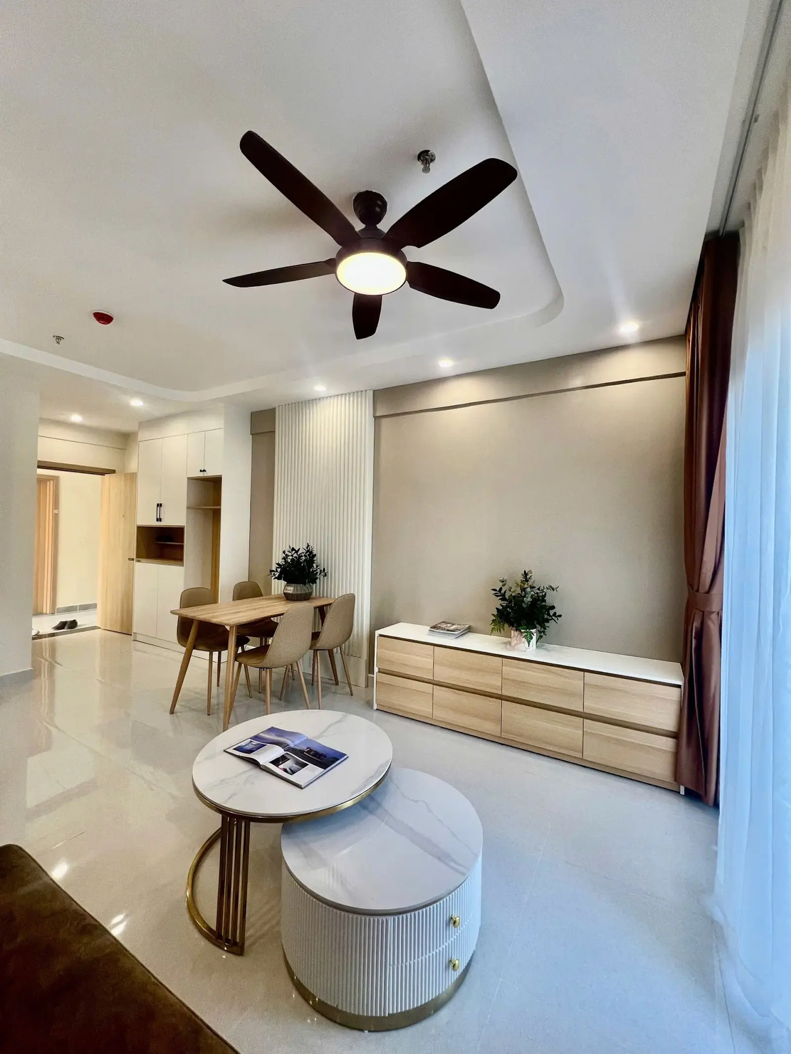 Phòng khách và khu ăn uống căn hộ Sun Garden A04-12